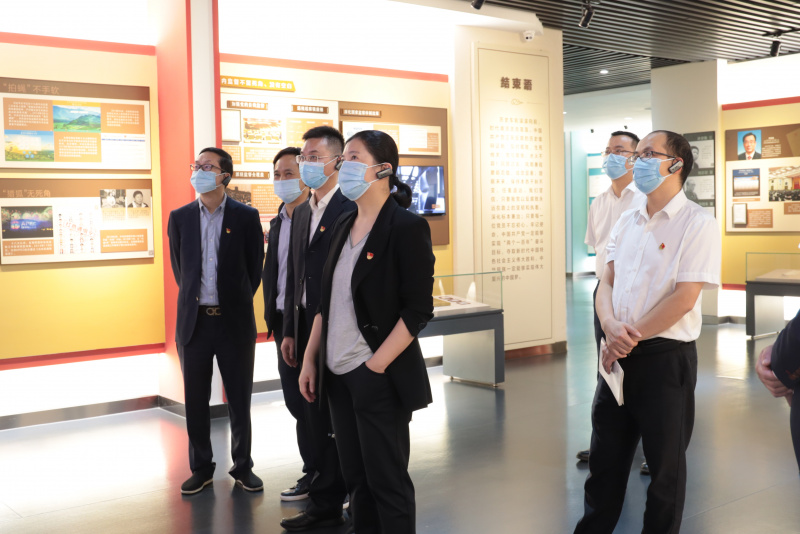 參觀《不忘初心、牢記使命》《清廉浙江、勇立潮頭》《以案為(wei) 鑒、警鍾長鳴》案例.JPG